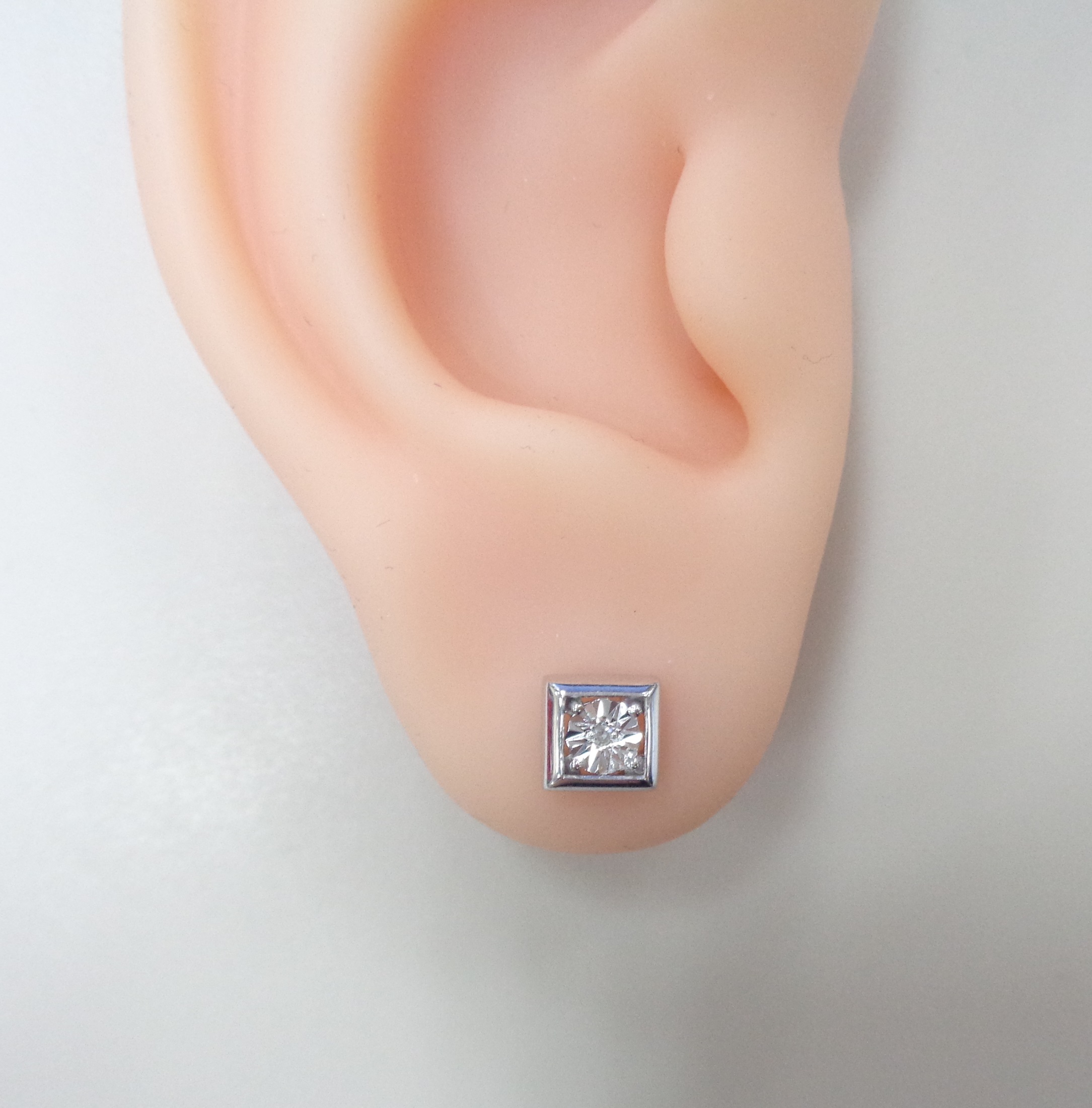 Серебряные серьги-пусеты с бриллиантами